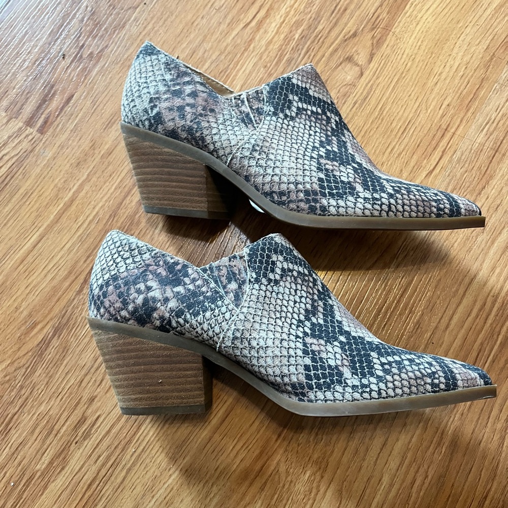 Lucky Brand Women’s Snakeskin Pattern Shoes - Picture 3 of 6
